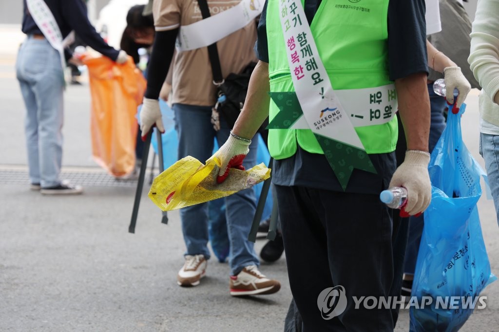 [르포] '비양심 쓰레기' 치우는 봉사자들…신발·동물사체 등