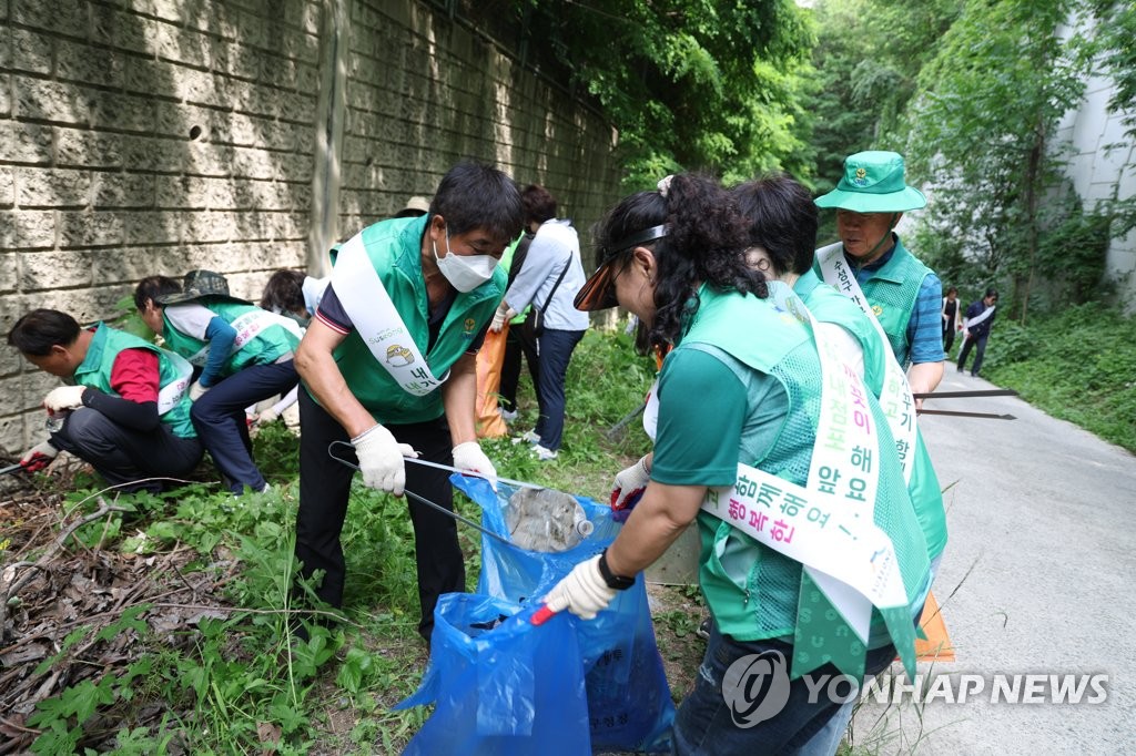 [르포] '비양심 쓰레기' 치우는 봉사자들…신발·동물사체 등