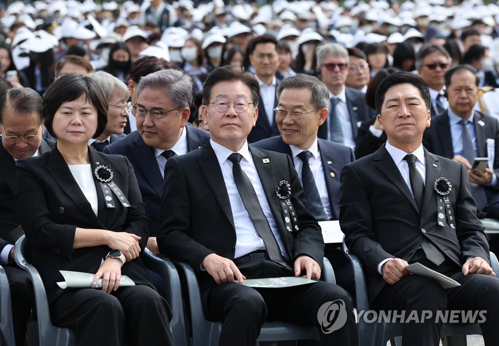 이재명 "무책임한 말폭탄·편향 이념외교 고집하면 비극 반복"