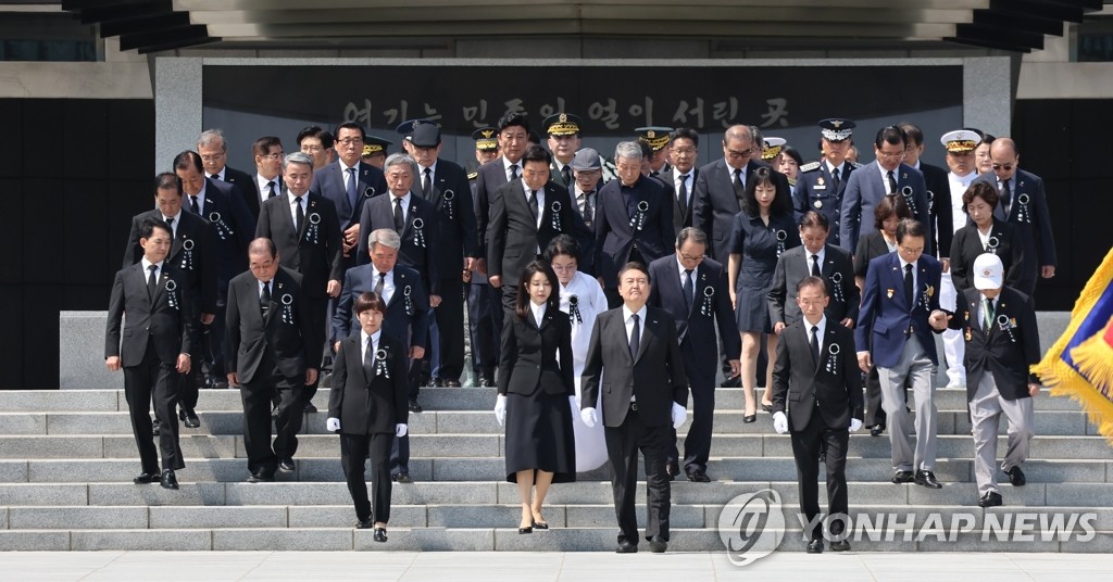 "기억·예우" 강조한 尹…천안함 생존 장병들에 국가유공자 증서 수여