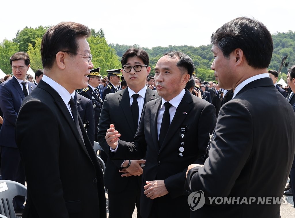 "기억·예우" 강조한 尹…천안함 생존 장병들에 국가유공자 증서 수여