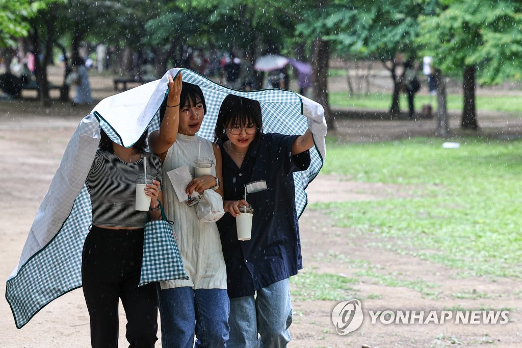 [내일날씨] 구름 많고 밤에 중부 비…낮 최고 24∼32도