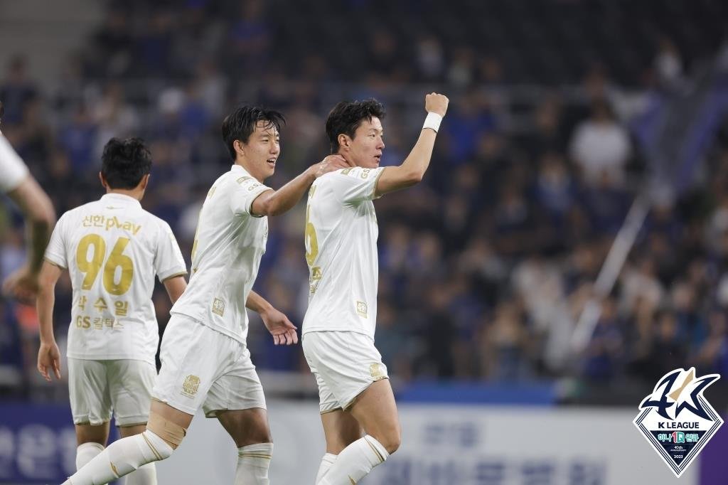 FC서울과 작별하는 황의조 "다시 웃으며 축구해 행복했어요"