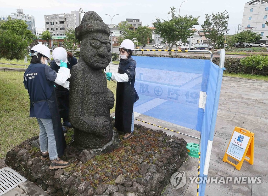 [픽! 제주] 5년 만에 묵은 때 씻은 돌하르방 "개운해요"