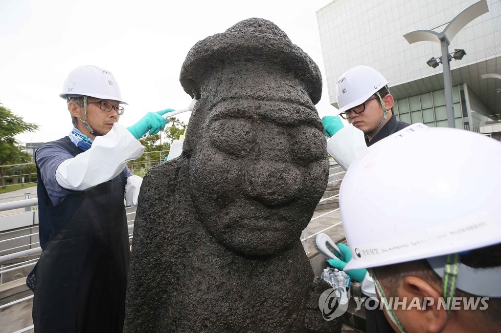 [픽! 제주] 5년 만에 묵은 때 씻은 돌하르방 "개운해요"