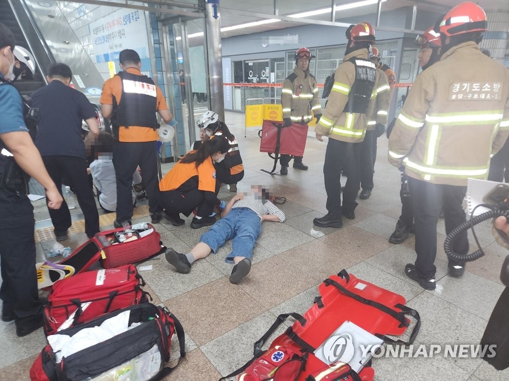 수내역 에스컬레이터 역주행으로 14명 부상…"기계 결함 추정"(종합3보)