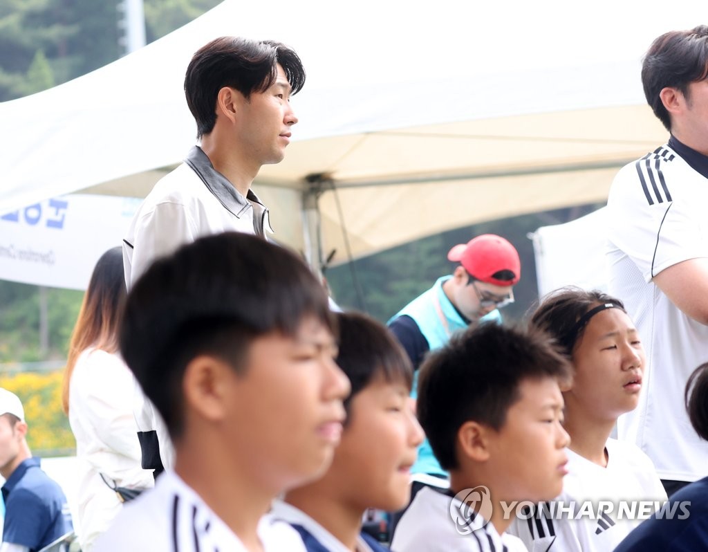 춘천 손흥민 국제유소년축구대회 찾은 '쏘니'…참가 선수들 격려