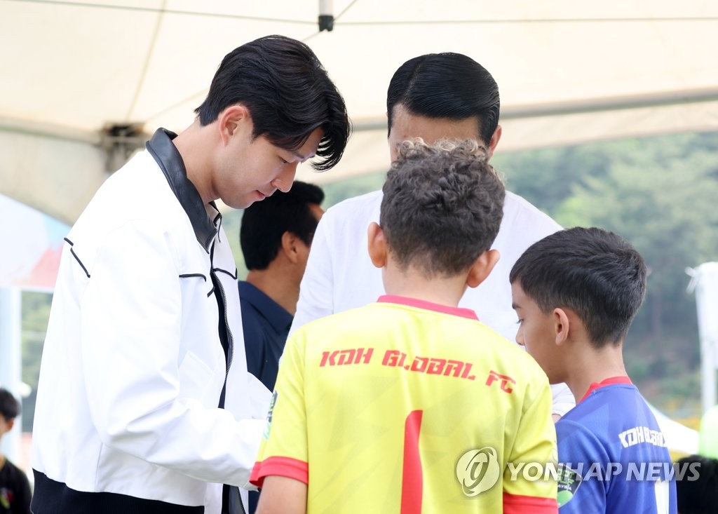 춘천 손흥민 국제유소년축구대회 찾은 '쏘니'…참가 선수들 격려