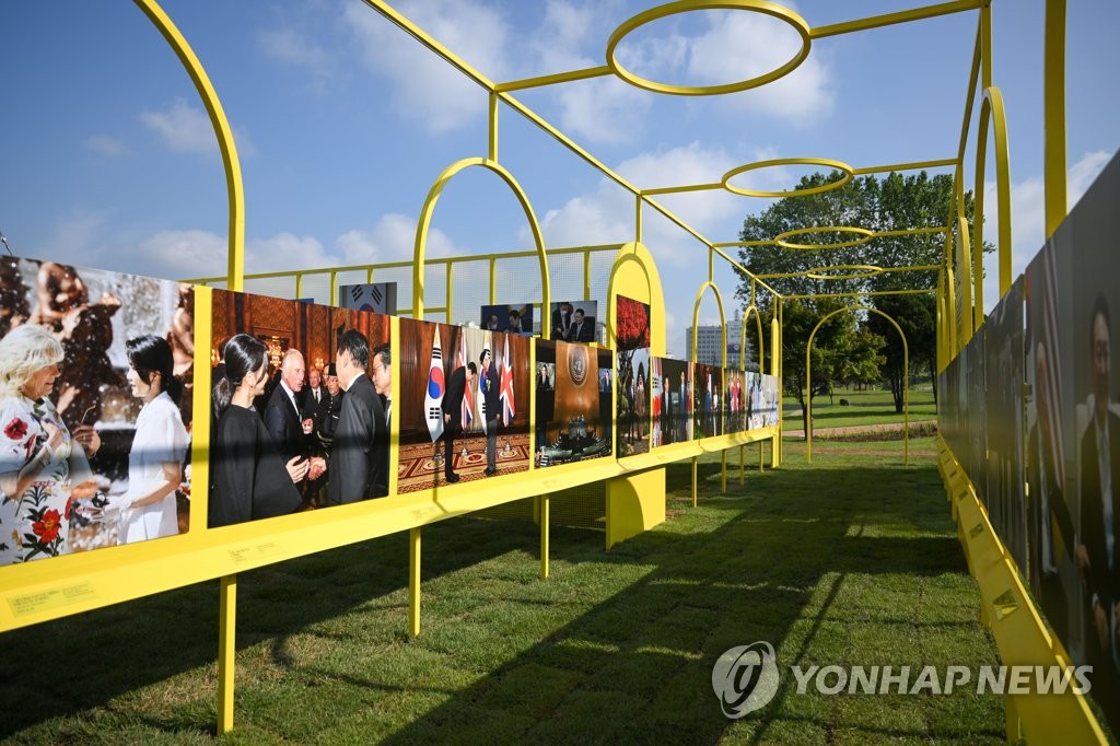 대통령실, '내가 대통령이라면'…용산정원에 사진전 개최