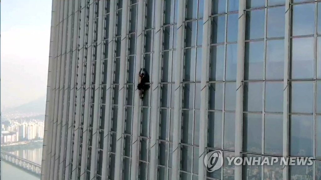 '영국인 스파이더맨' 롯데월드타워 73층 맨손 등반