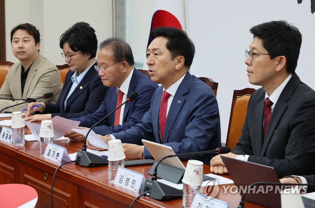 與 "이재명, 中대사에 멍석 깔아줘…국민 앞 석고대죄하라"