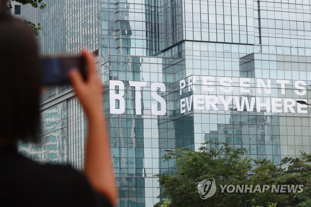 "같이 성장해줘서 고마워"…D-1 아미는 축제 준비 끝