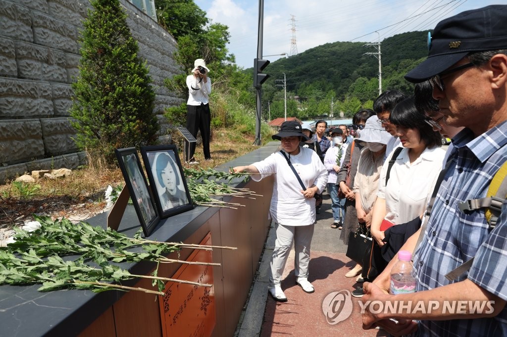 [르포] 효순·미선 21주기 추모제…인근 훈련장에선 대포 소리 '펑펑'