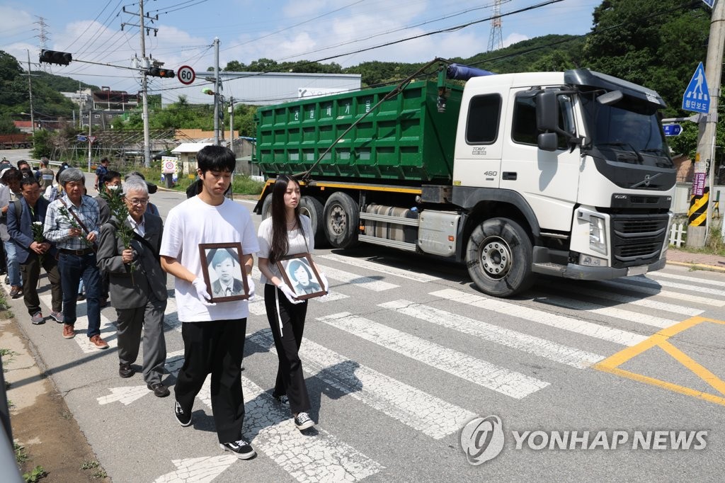 [르포] 효순·미선 21주기 추모제…인근 훈련장에선 대포 소리 '펑펑'