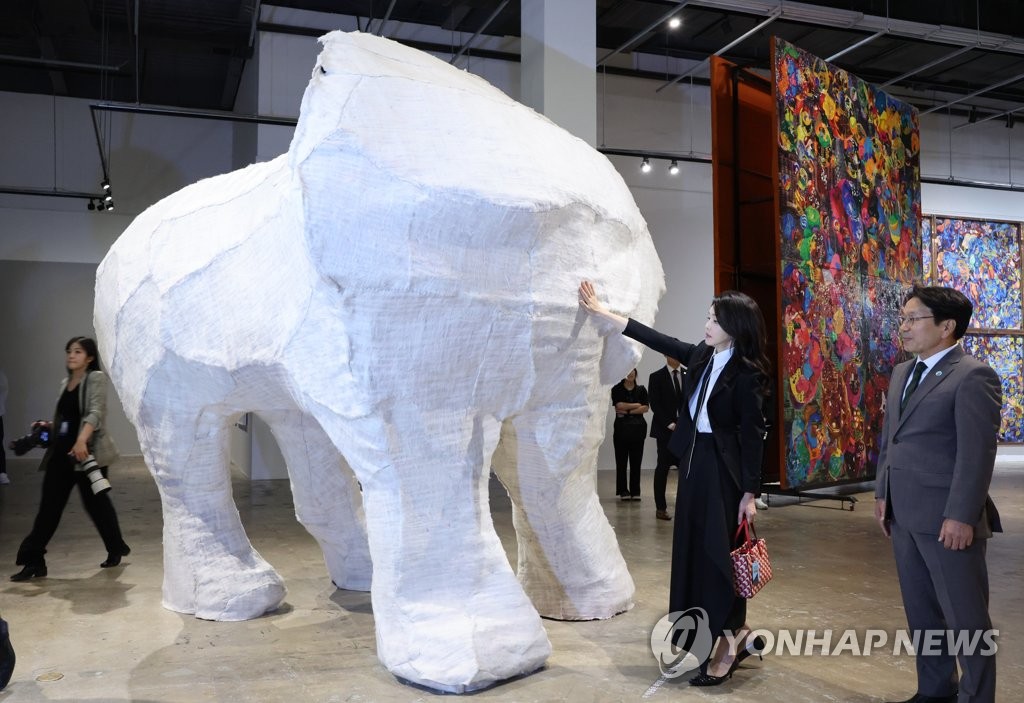 김건희 여사, 광주비엔날레 찾아 전시 관람