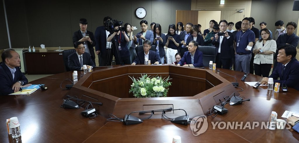 野, 방통위 찾아와 "월권 말라"…김효재 "국민이 준 책임"(종합)