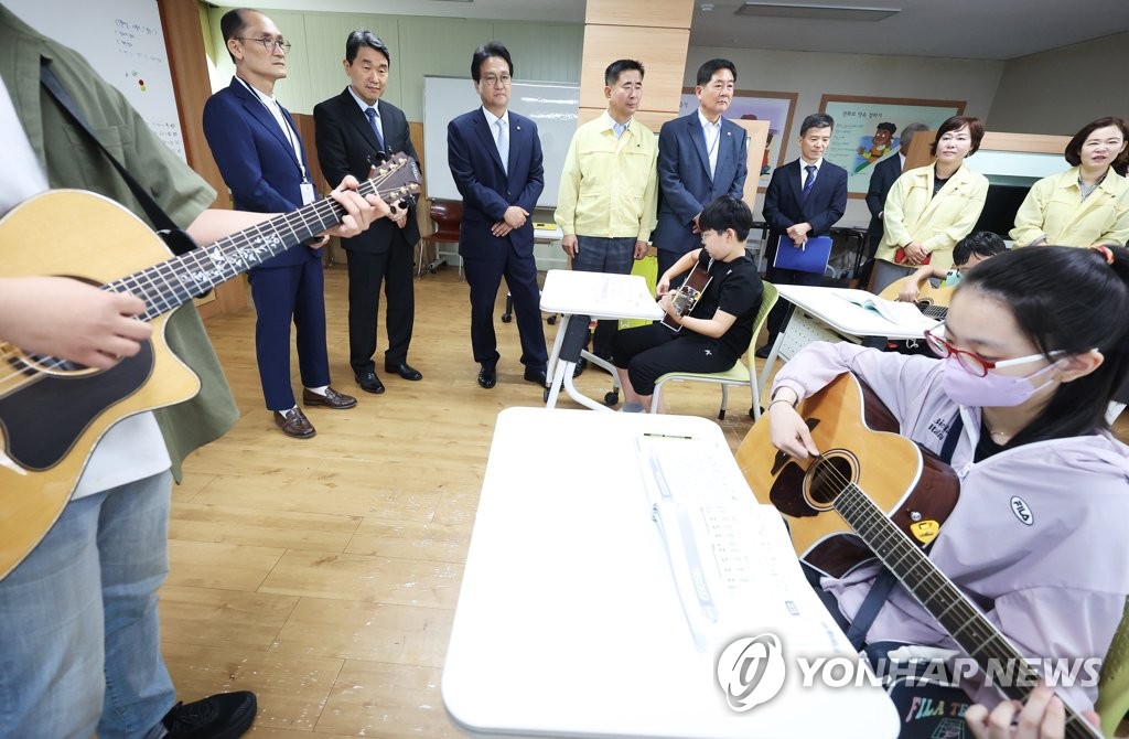 이주호 "오산의 유아 생존수영·통기타 교육, 전국 확산 지원"