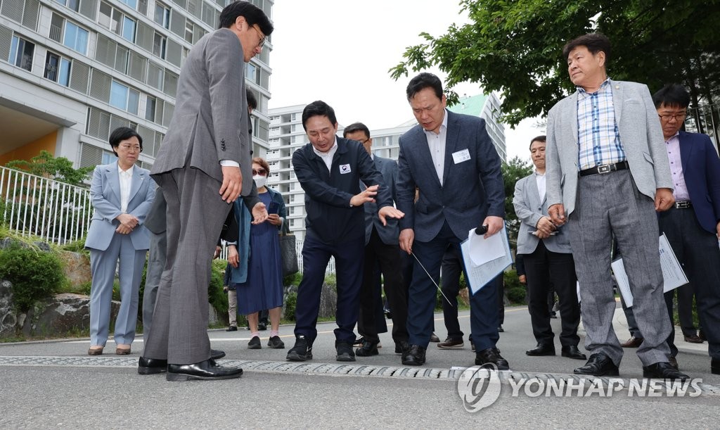 국토부 "다세대 반지하만 따로 매입 허용…서울시와 협의"