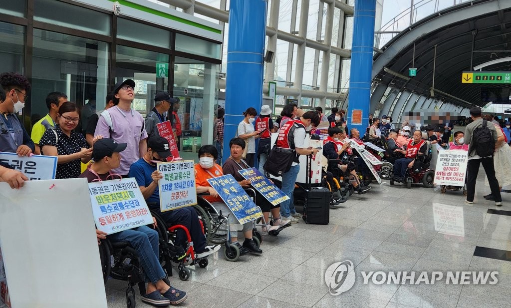 전장연, 부산도시철도서 장애인 이동권 보장 촉구