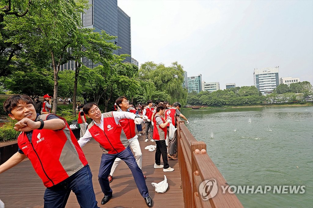 "흙공 던지고 쓰레기 줍고"…롯데물산, 석촌호수 정화활동