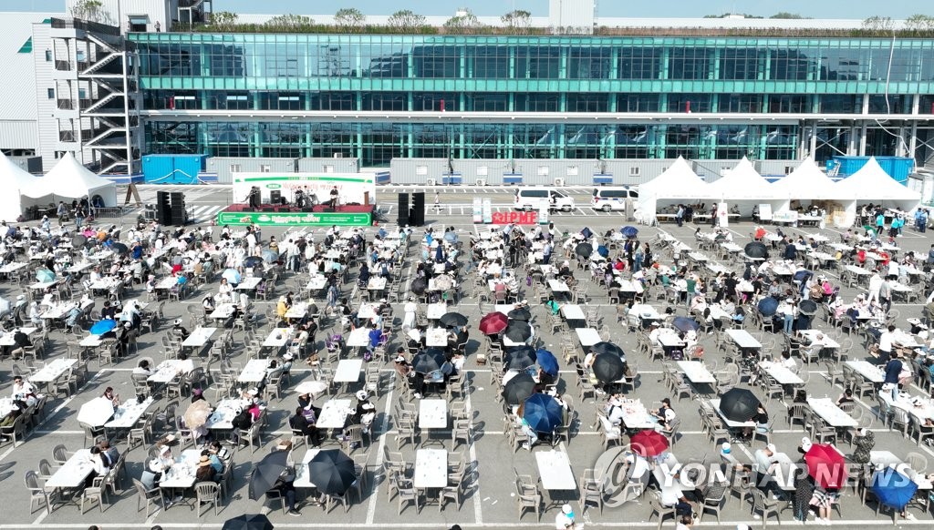 [르포] "반갑다 엔데믹"…인천서 외국관광객 3천명 '맥강 파티'