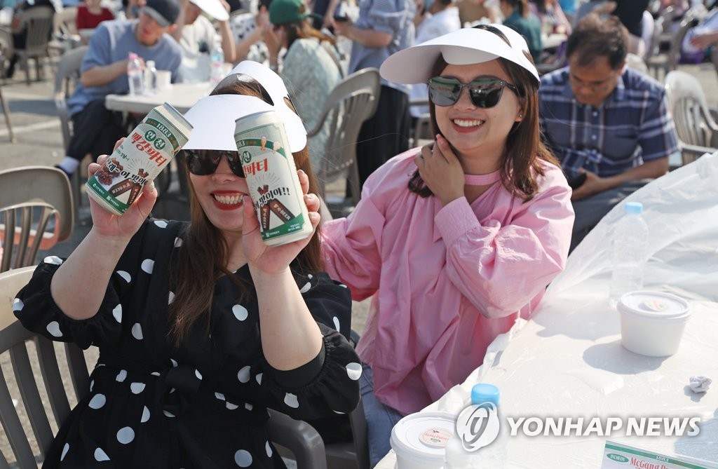 [르포] "반갑다 엔데믹"…인천서 외국관광객 3천명 '맥강 파티'