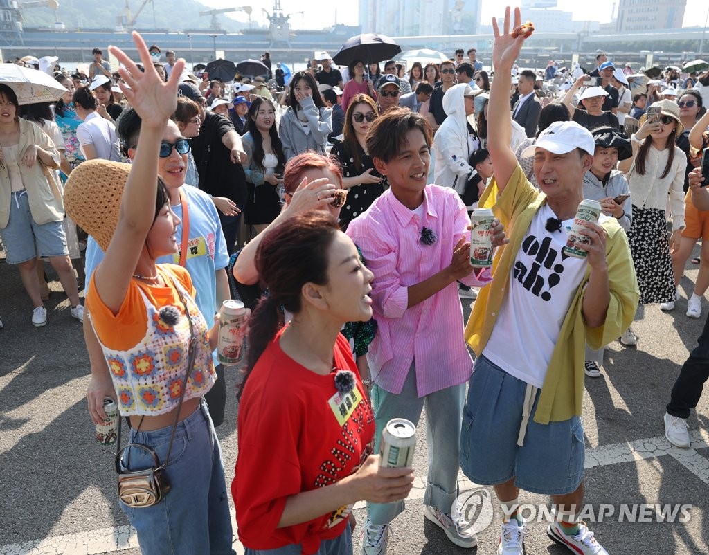 [르포] "반갑다 엔데믹"…인천서 외국관광객 3천명 '맥강 파티'