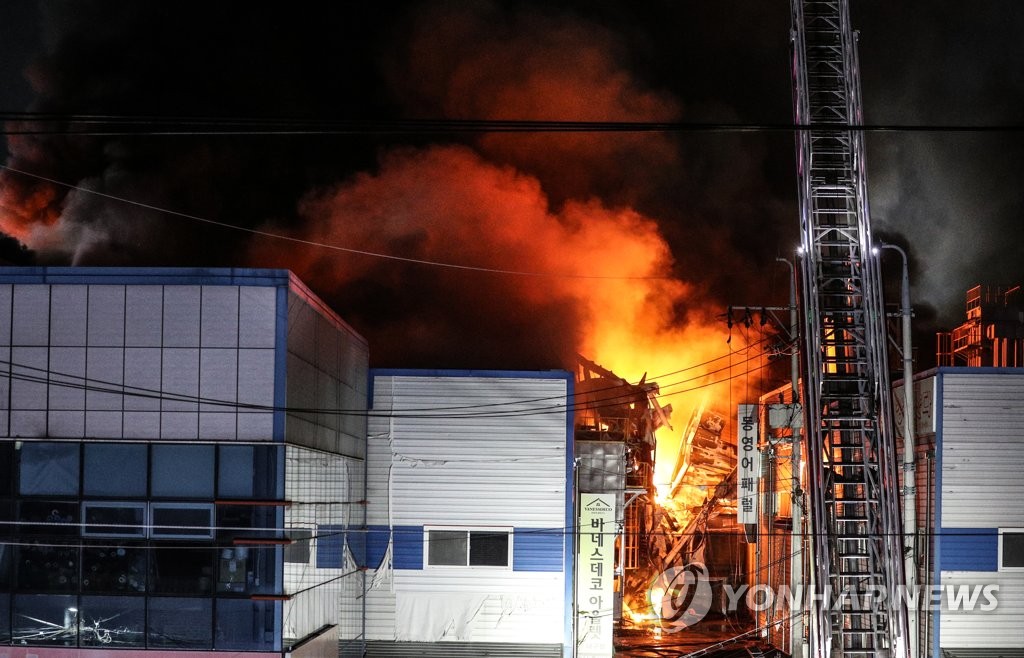 "폭발음 7∼8번, 순식간 번져"…대구공장화재 진화난항에 발동동