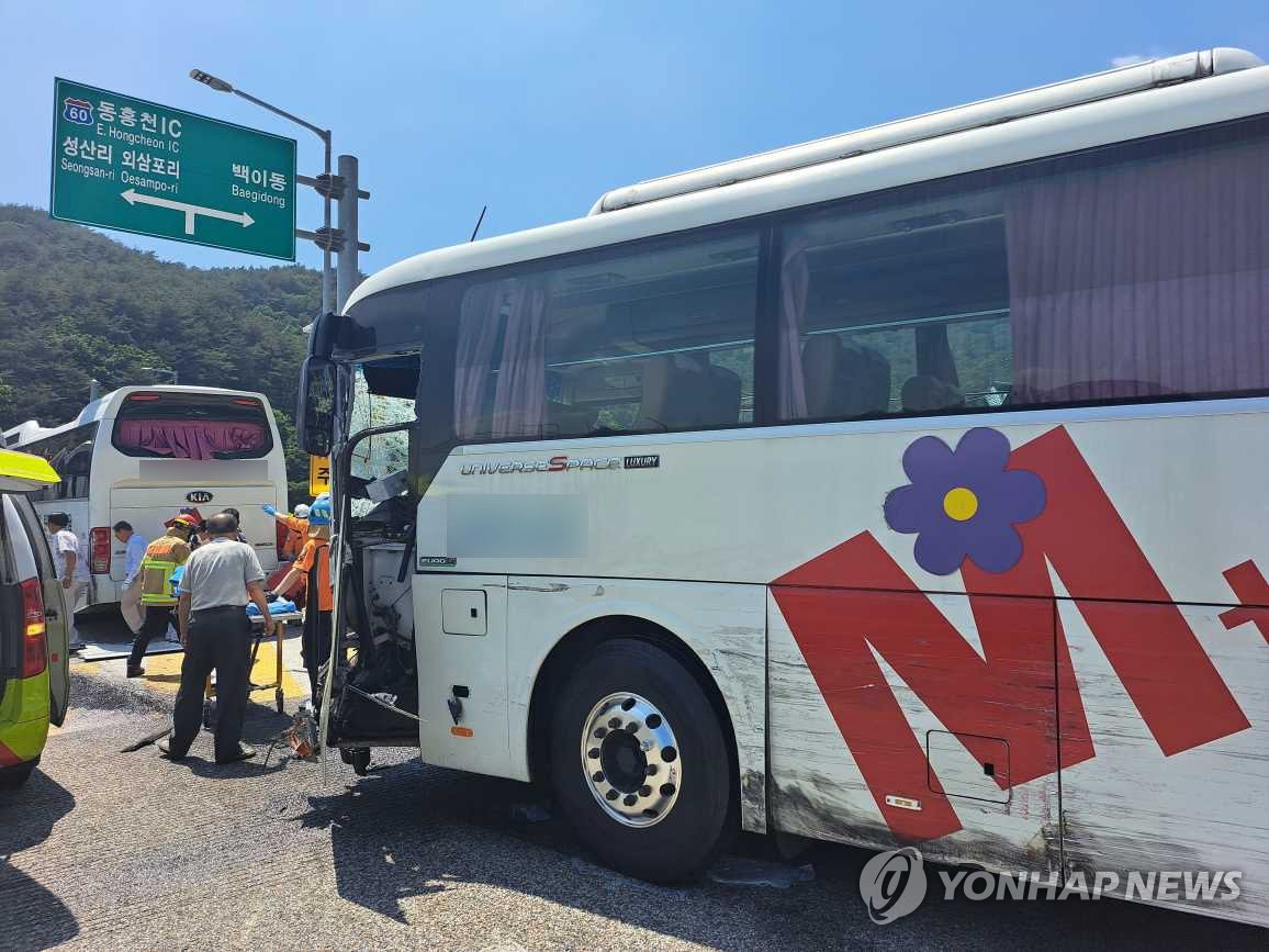 홍천서 수학여행 버스 3대 등 7대 추돌…중학생 등 30명 다쳐(종합)