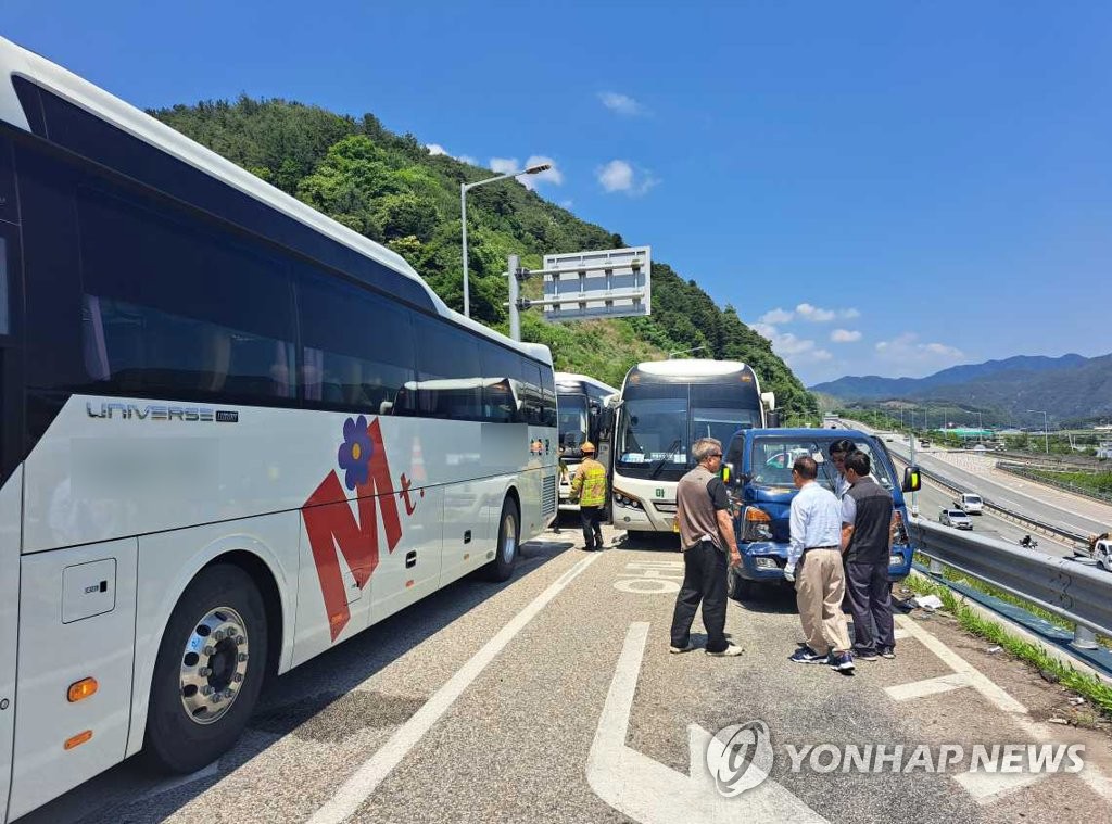 홍천서 수학여행 버스 3대 등 7대 추돌…중학생 등 30명 다쳐(종합)