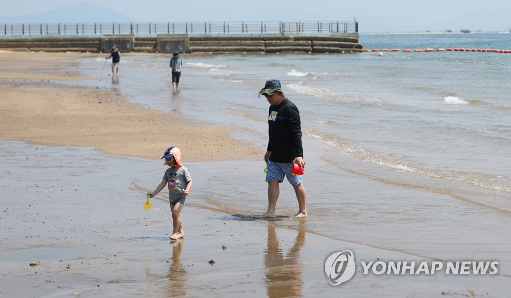 [사진톡톡] 낮 최고 31도 무더위…해수욕장이 좋아