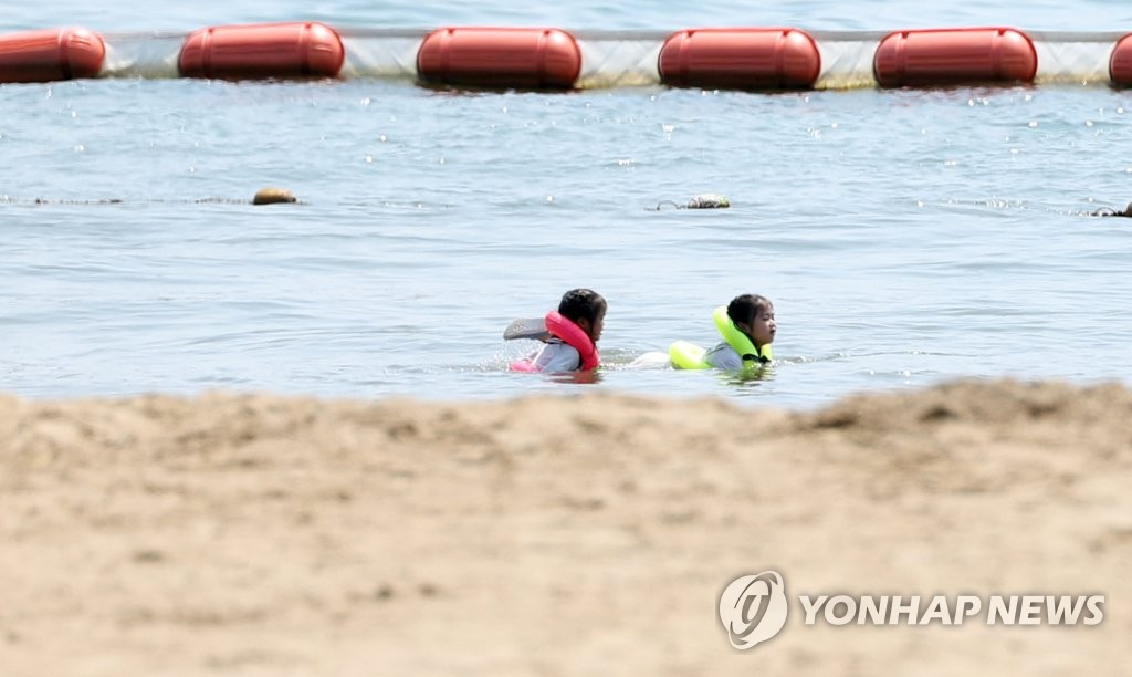 [사진톡톡] 낮 최고 31도 무더위…해수욕장이 좋아