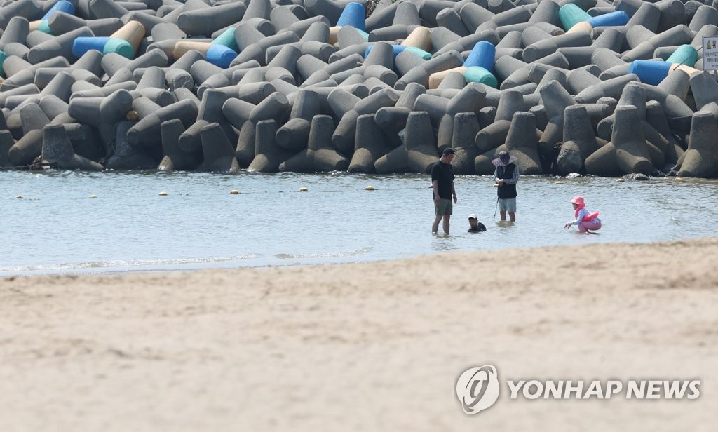 [사진톡톡] 낮 최고 31도 무더위…해수욕장이 좋아