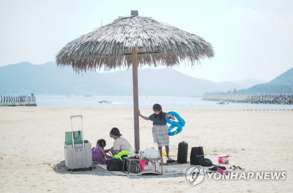 [사진톡톡] 낮 최고 31도 무더위…해수욕장이 좋아