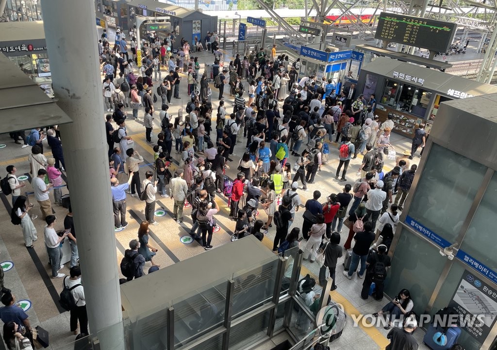 하필 금요일 오후에…'KTX 마비'에 수백명 짜증·답답