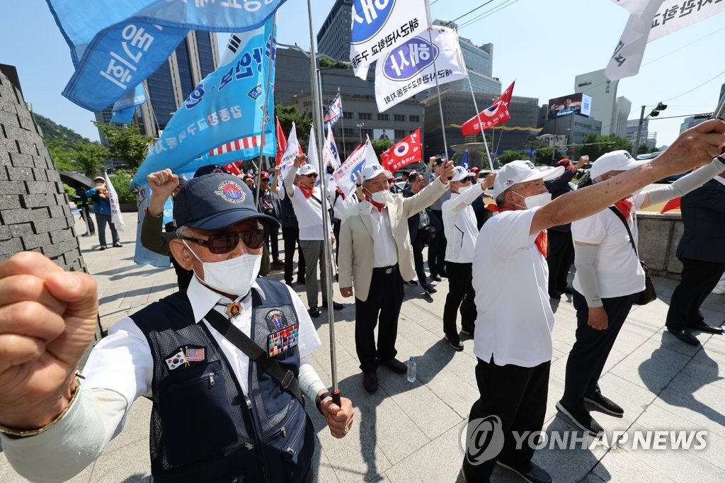 보수단체 "싱하이밍 대사 중국으로 돌아가라"