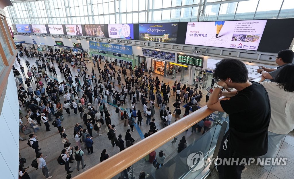 국토부 "'KTX 마비' 코레일 부실 안내에 승객불편…개선할 것"