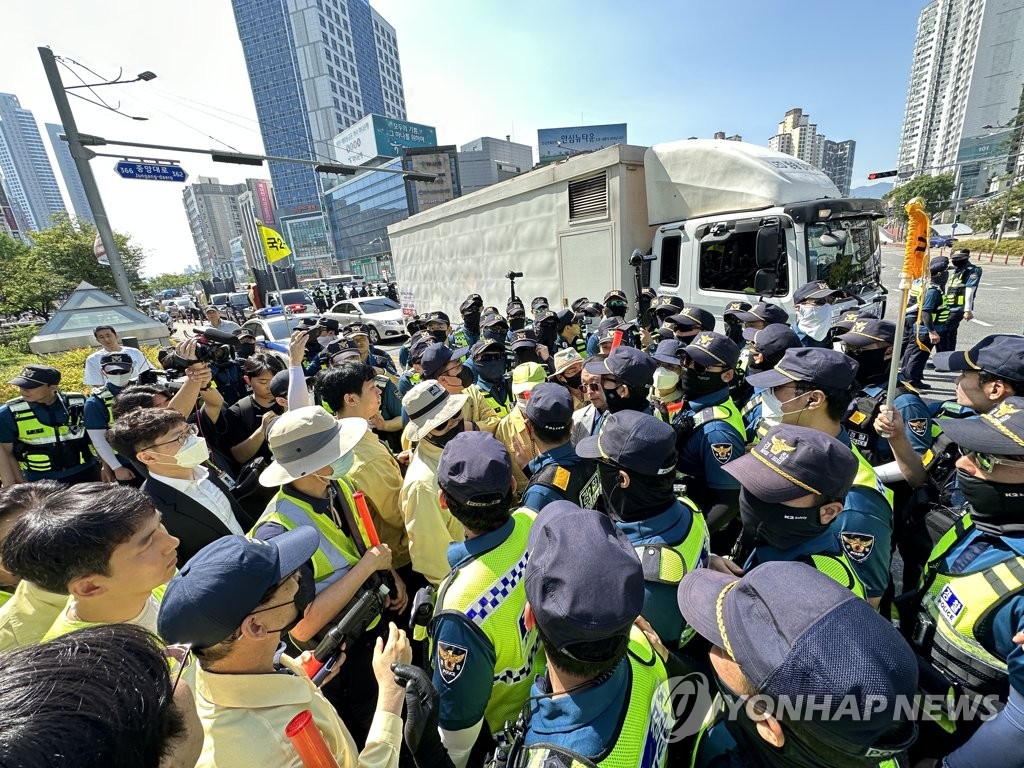 대구시 "막아라" vs 경찰 "뚫어라"…난장판 속에 열린 퀴어축제