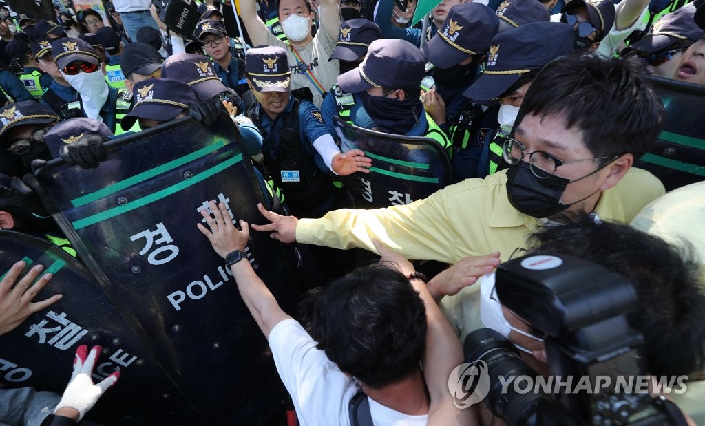 대구시 "막아라" vs 경찰 "뚫어라"…난장판 속에 열린 퀴어축제