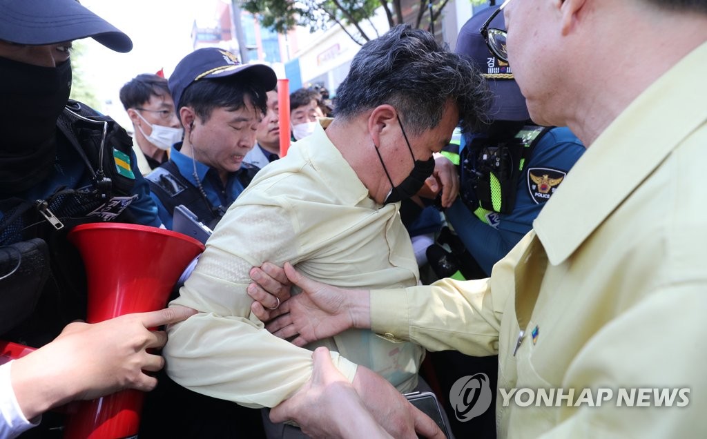 대구시 "막아라" vs 경찰 "뚫어라"…난장판 속에 열린 퀴어축제