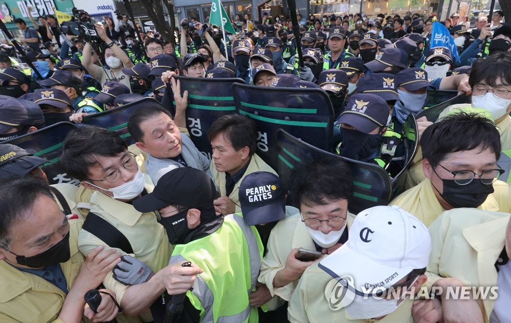 대구시 "막아라" vs 경찰 "뚫어라"…난장판 속에 열린 퀴어축제