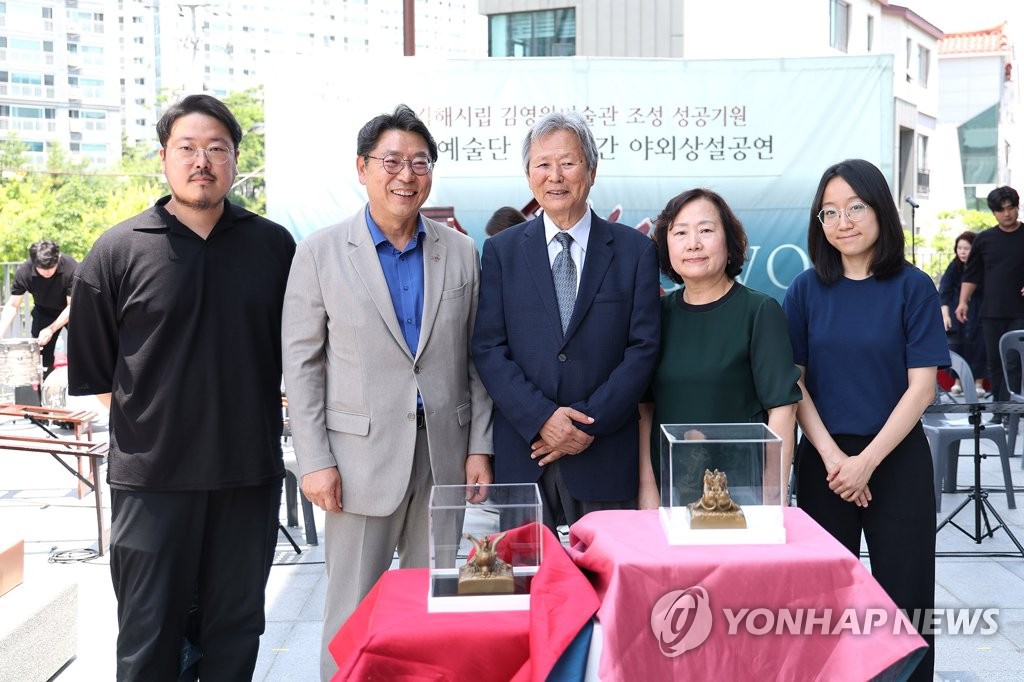 광화문 세종대왕상 작가 김영원, 김해시에 작품 추가 기증