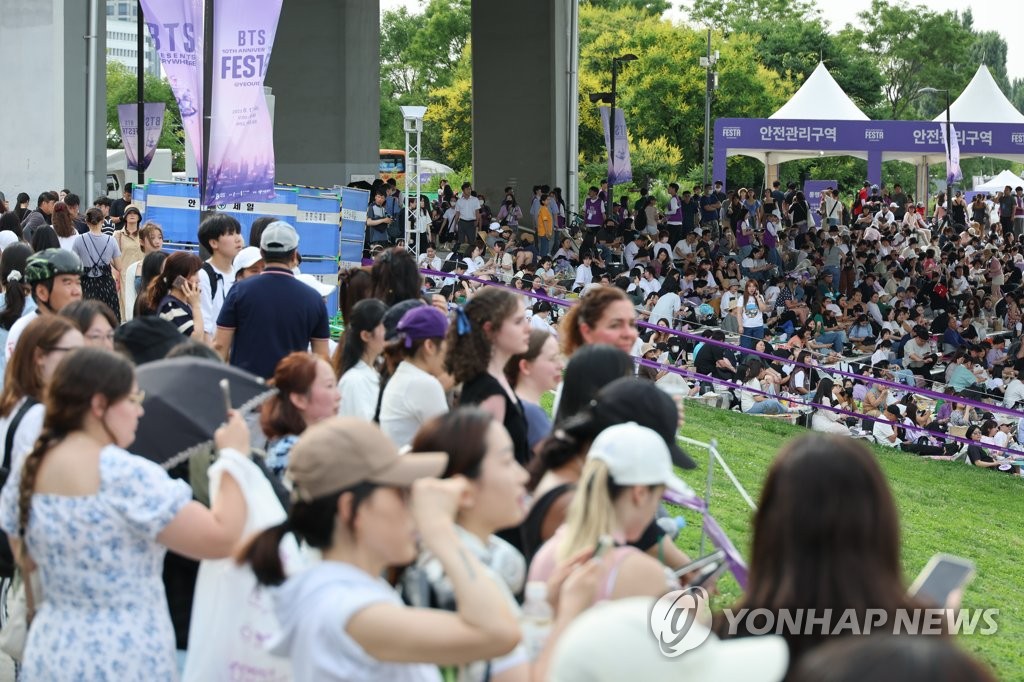 불볕더위도 못막은 50만 팬심…주말 서울 도심 달궜다(종합2보)