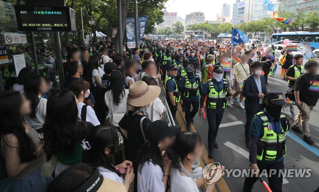 대구 퀴어문화축제 퍼레이드 충돌 없이 마무리