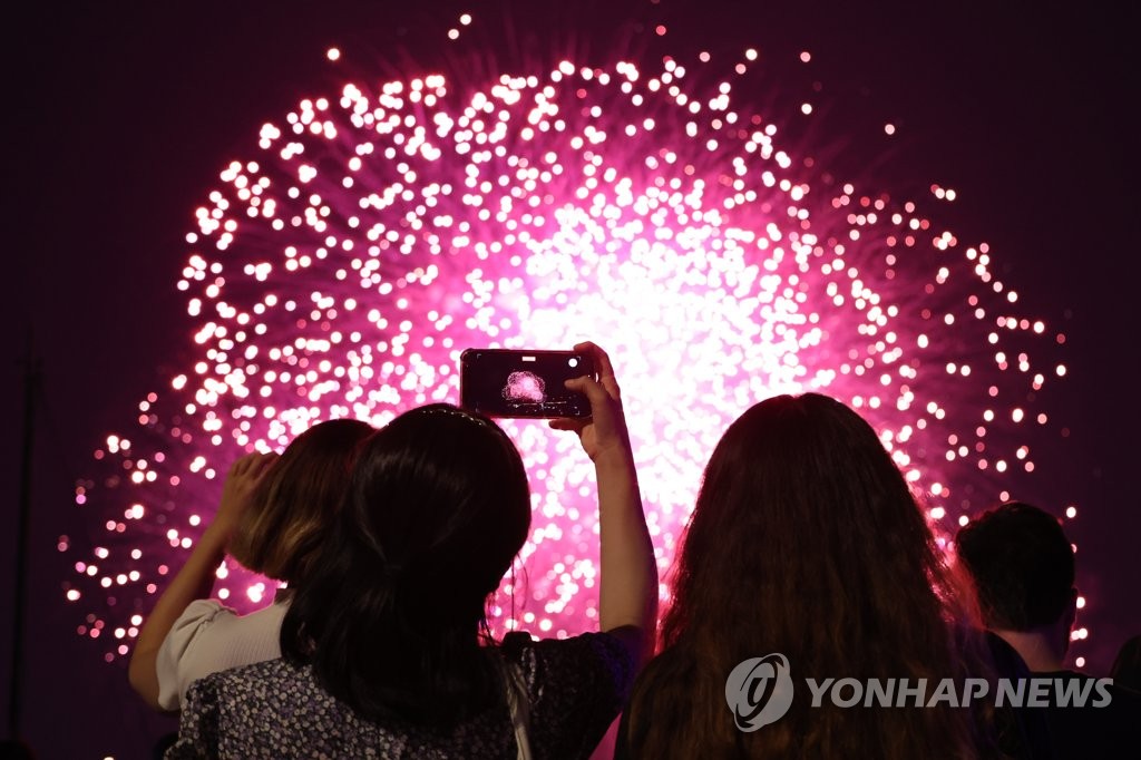 BTS 10주년 불꽃쇼, 전 세계 153만명 생중계 시청