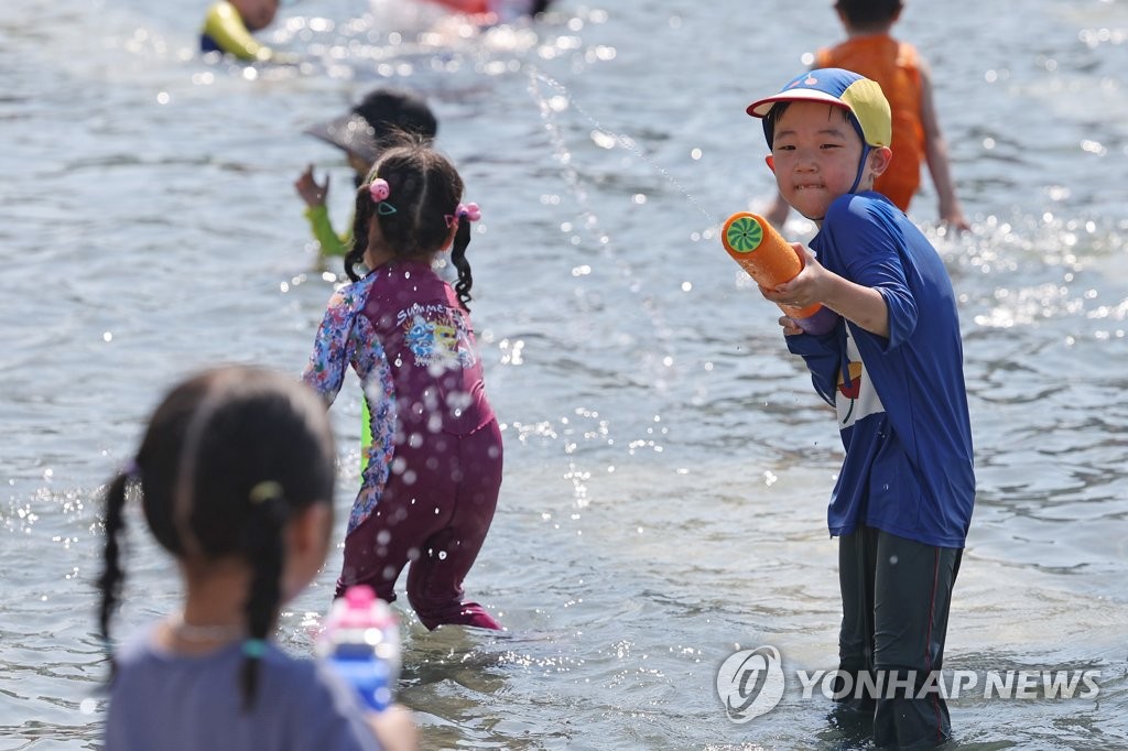 맑고 더운 날씨 계속…최고 35도 '폭염 주의'