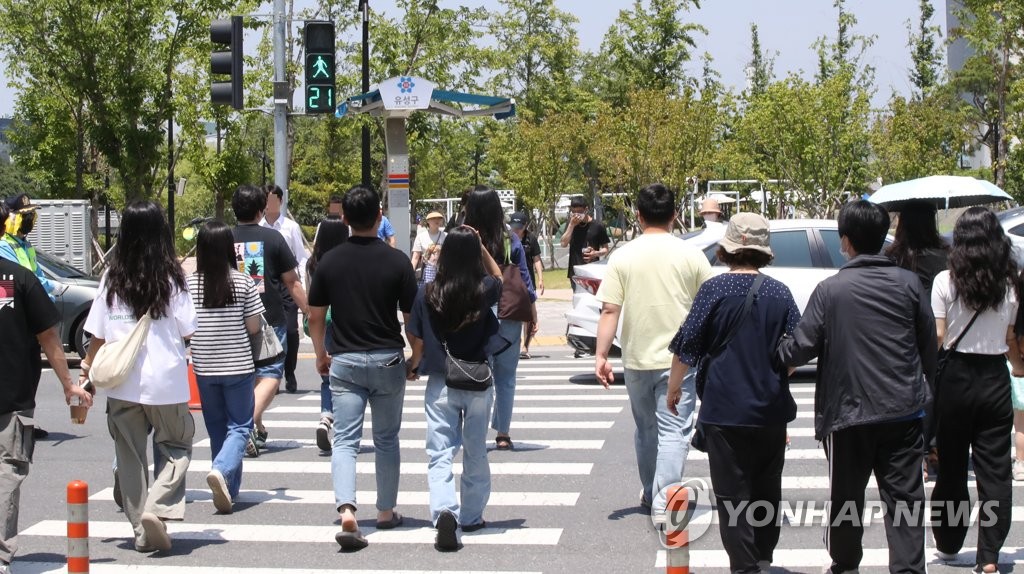 "도로가 주차장" 재개장한 대전현대아울렛 주차대란 골머리