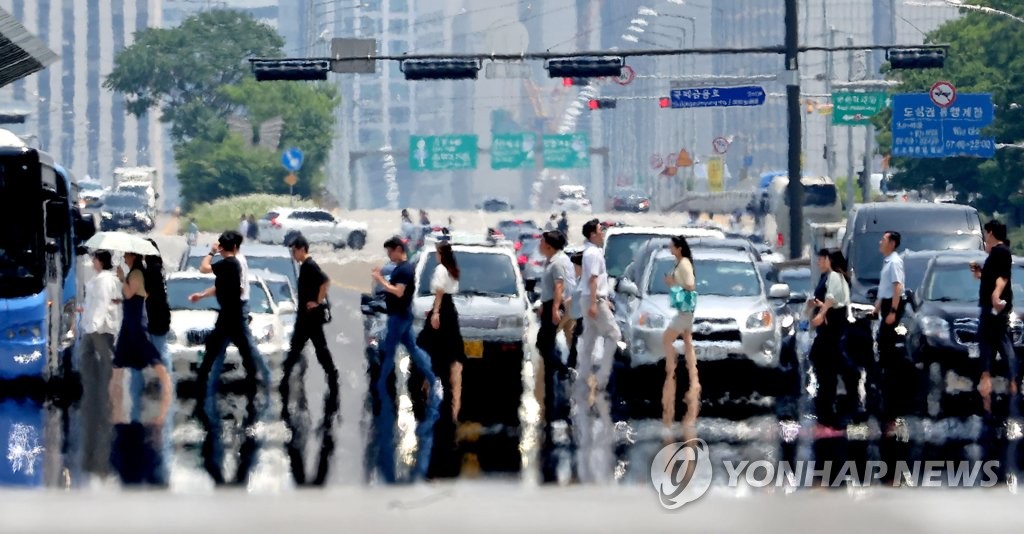 서울기온 34도 찍은 날, 야외노동자는 마스크·토시 중무장