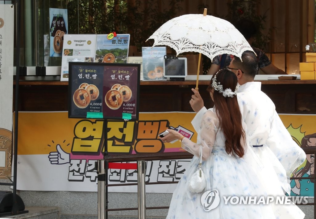 푹푹 찌는 더위에 전주 한옥마을마저 한산…완산구 35.6도(종합)