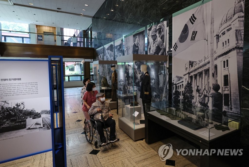 尹대통령, 6·25 맞아 '한미동맹 70주년 특별전' 관람